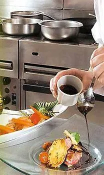 Restaurant Le Brennus Logis 3* לנגון