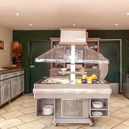 Restaurant Le Brennus Logis 3* לנגון